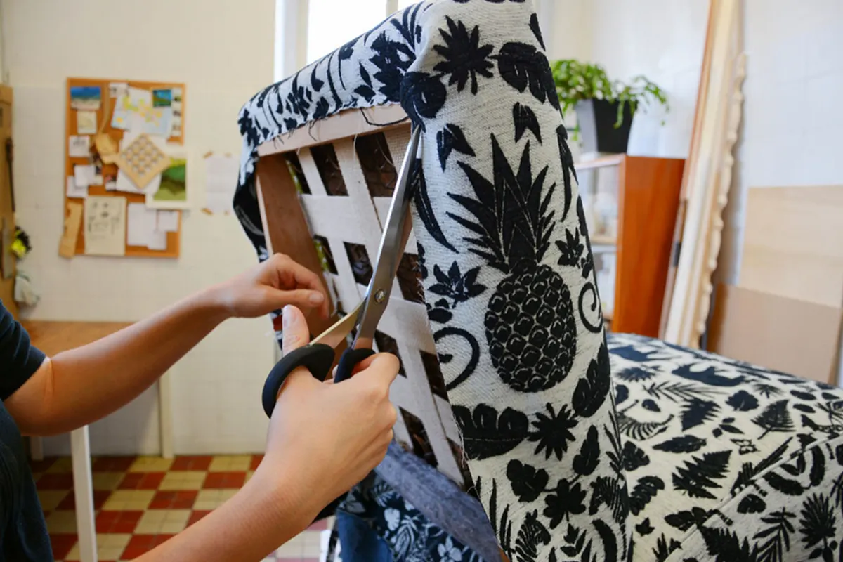 تعویض پارچه مبلمان کهنه